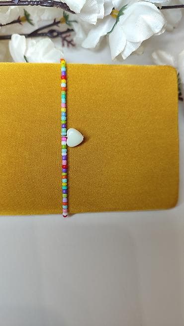 Narukvica od sitnih perlica u duginim bojama sa centralnim detaljem u na lalafo.rs Narukvica od sitnih perlica u duginim bojama sa centralnim detaljem u