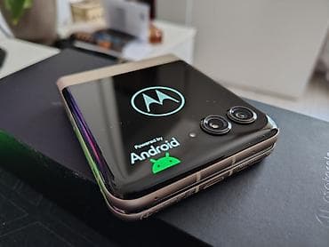 aparat za palacinki: Motorola Razr 50, 8/256 – preklopni smartfon sa dva ekrana, stanje 9 — 2