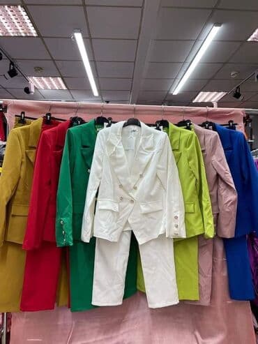 mona kompleti sa pantalonama: Kompleti sa postavom
Vel:36.38.40
Cena: 3500 din! — 5