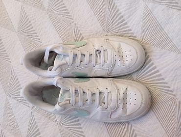 patike h: Nike ženske patike – niske, bele sa mint zelenim Swoosh logom.Duzina — 3