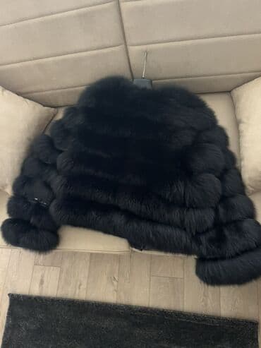 jednobojne haljine: Luksuzna ženska bunda – crna - Model: kratka bunda sa naglašenim — 2