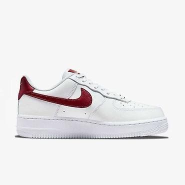 Nike patike – model niskog profila, bela osnova sa crvenim Swoosh