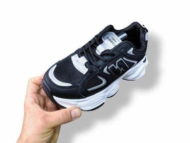 air max crne: Patike – sportski modeli - Crno‑bele patike sa debljim đonom i — 2