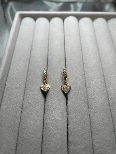 van cleef nakit cijena: Zlatne minđuše alke sa priveskom srce - Dizajn: tanke alke sa visećim — 1