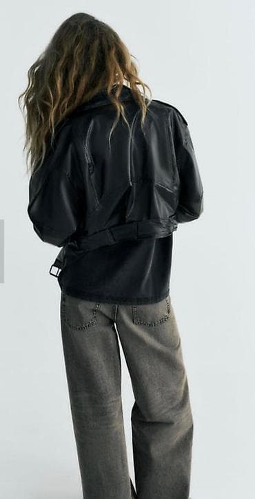 papuce na platformu: Zara kratka jakna/kabanica za kišu S veličine. Model je bajker i u — 4