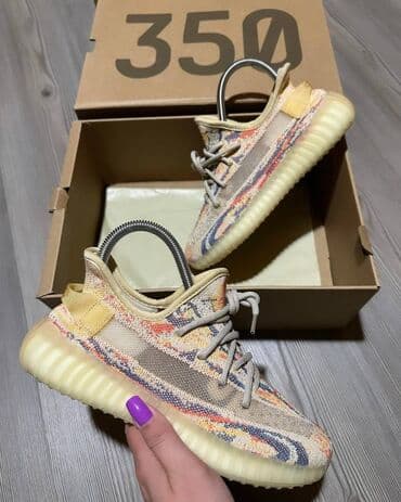 mercurial patike: Adidas Yeezy Boost 350 patike A klasa

Novo.
Brojevi 36 do 46 — 24