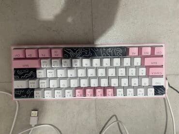 Tastature: Roza mehanička tastatura sa 61 tasterom, sa prilagodljivim kapicama za