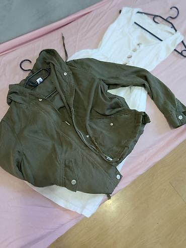 kaput do poda: Ženska jakna sa kapuljačom – maslinasto zelena - Model: ležerna — 1