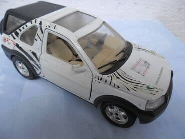 pločice i diskovi: Burago Land Rover Freelander 1:24,nema zadnje staklo i nalepnicu — 1