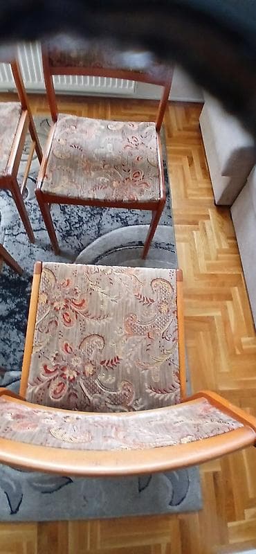 Matresses: Set od 4 drvene trpezarijske stolice sa tapaciranim sedištem i — 4