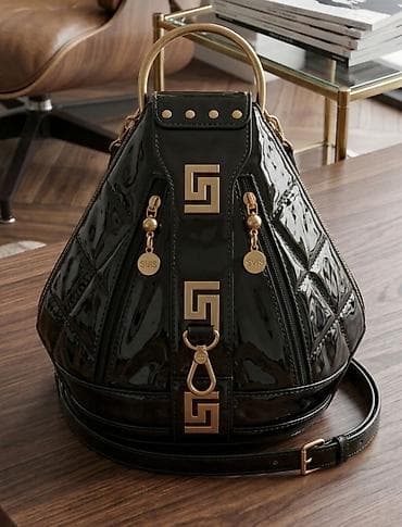 donna torbe novi sad: Elegantna ženska torba – lak koža, crna, sa zlatnim detaljima - — 1
