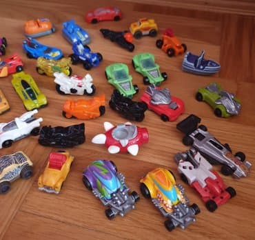 dvorac sator za devojcice: Auto Kinder suprise igracke. Automobilcici i motori. Cena za komad. Za — 4
