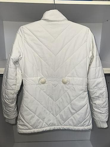 Kancelarijski nameštaj: Ženska jakna S – Todor - Klasičan kroj do kukova sa štepovanjem u „V“ — 2