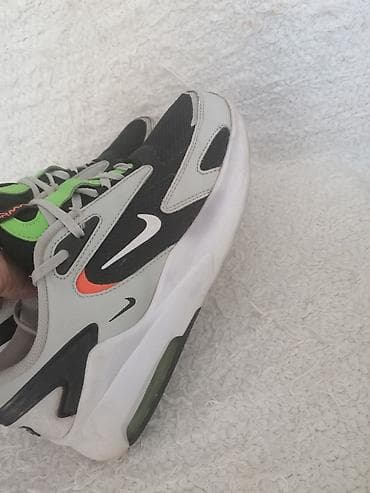 cipele niska stikla: NIKE AIR MAX patike br 39, dužina unutrašnjeg gazišta 24,5 cm. Slanje — 7