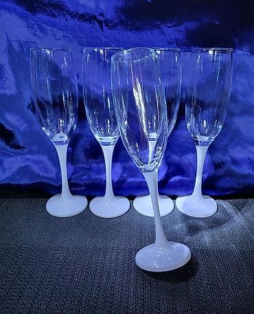 Case,nove,vintaz za vino. Case za vino,sve na njima odsjaj od svetla