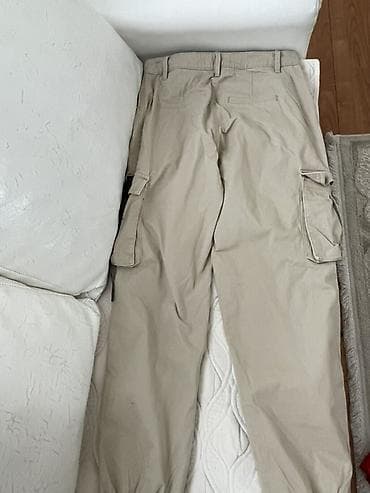 pantalone cargo bershka: Bež cargo pantalone sa elastičnim ranflama na nogavicama. - Kroj — 2