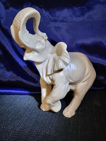 kalendar 1982 godine: Figura nova slona,itakijanski alabaster 1970/80ta godina. Masivna — 1