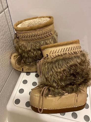 Venčanice i aksesoari: ZARA 26/27 moonboots Kao eskimi 064 javite se na Viberu. 156 Ovde mi — 6