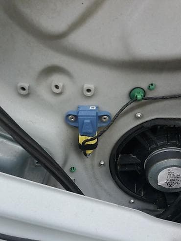 masina za punjenje auto klima: Senzor bocnog udarca vozaceva strana nalazi se u vratima. Za auto WV — 1