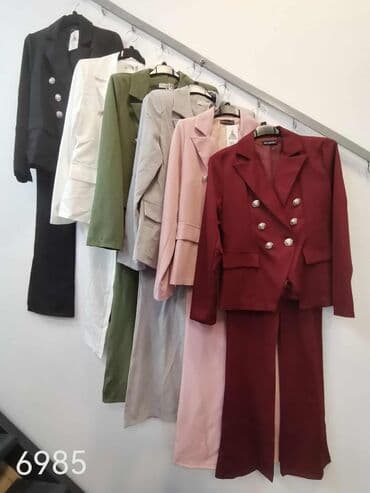 kompleti zenski: Elegantno žensko odelo sastoji se od sakoa i pantalona, idealno za — 2