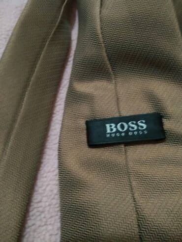 krem pantalone i crna kosulja: Kravata 
Hugu Boss — 7