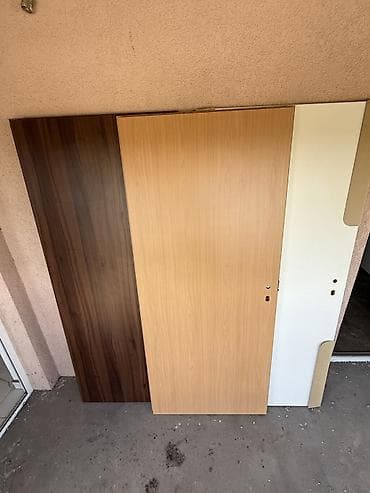 deciji dvosedi na rasklapanje: Na prodaju 70ak sobnih vrata bez stoka, cena 1000€ sve zajedno — 1