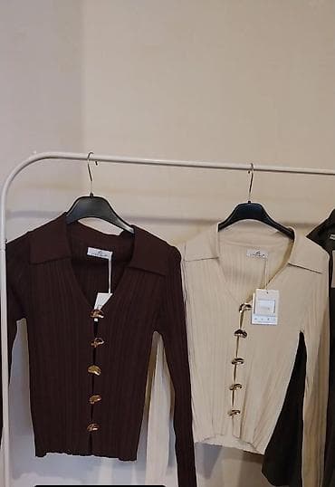 usni: Bluza od trikotaže/Viskoze sa zlatnim detaljima – Univerzalan — 1