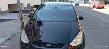 Ford: Ford S-Max monovolumen u crnoj boji. Ovaj model karakteriše
