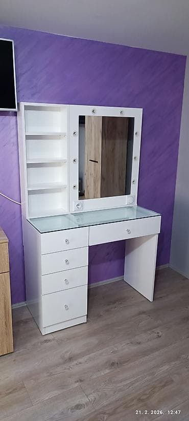Ogledalo za sminkanje sa stolom. Staklena ploca. Dimenzije 100x163x45 na lalafo.rs Ogledalo za sminkanje sa stolom. Staklena ploca. Dimenzije 100x163x45
