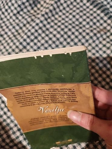 about prevod na srpski: Knjiga: Vezilja Autor: Dubravka Srećković Divković Izdavač: Laguna — 3