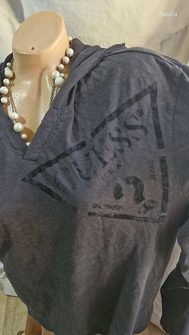 stranger things majica pull and bear: XL Guess 700din Crna pamučna sa elastinom i kapuljačom,napred logo — 2