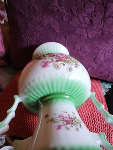 vaza sa cvecem crtez: Vaza nova iz 70ih. god. jugoporcelan. Visina. 27,5cm — 9