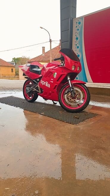 dimenzije guma za passat b6: Crveni sportski motocikl Aprilia, idealan za ljubitelje 125cc rotax — 9