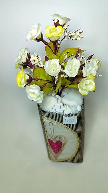 cebe sa kapuljacom: Dekorativna aranžirana veštačka cvetna kompozicija u saksiji. - — 6