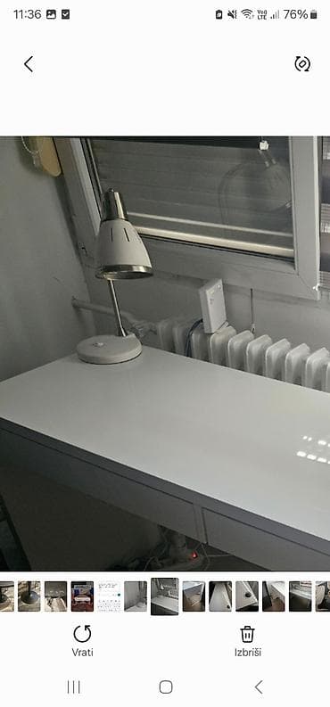 Radni sto – beli, visokog sjaja, sa fiokama i otvorom za kablove -