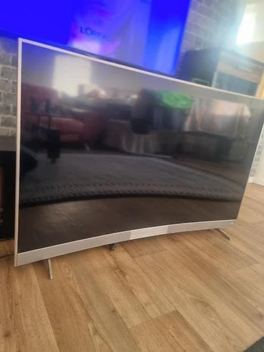 Zakrivljeni LED televizor, srebrni okvir i metalne nogice. Ključne