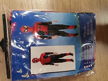 Dečiji kostim inspirisan superherojem sa mrežastim crveno‑crnim