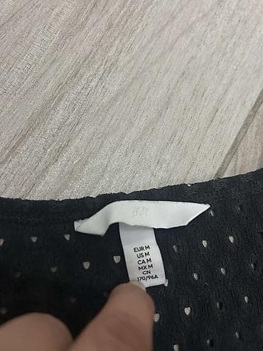 trex kapsule cena: Crni kratki top na kopčanje – H&M - Brend: H&M - Veličina na — 2