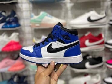 bele patike i odelo: Patike — 5