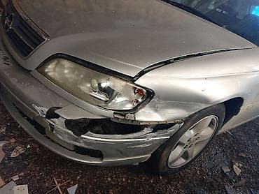ajkula auto: Opel (srebrni) – prednji deo za delove - Prednji branik napukao i — 1