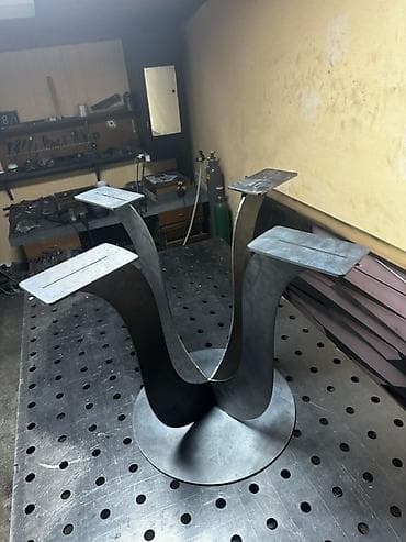 ugaone forma ideale cena: Prodajem metalno postolje seceno na laseru, sa skrivenim varovima — 3
