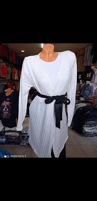 Kardigan novo.
Model je bez kaiša na lalafo.rs Kardigan novo.
Model je bez kaiša