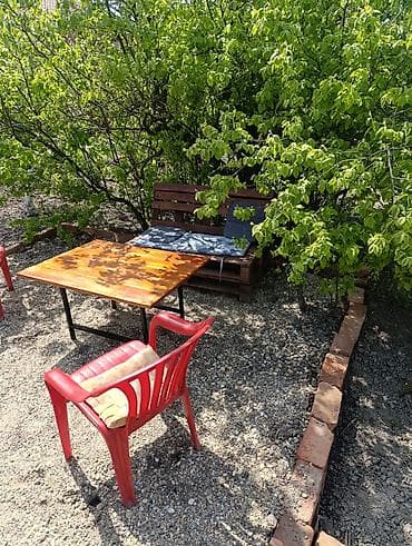 postolje za stolicu: Vrtni set za sedenje – sto + klupa od paleta + 2 plastične stolice - — 2