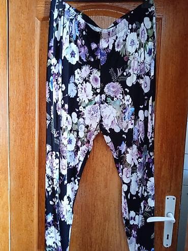 pantalone s: Ženske pantalone sa cvetnim printom - Model: ležerne, široke — 1