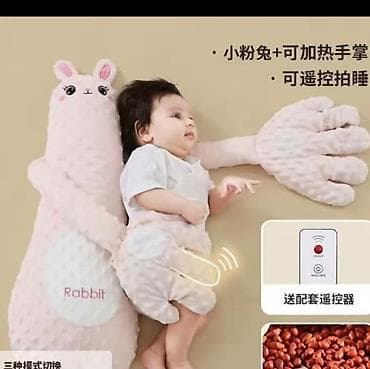 Plišani jastuk za uspavljivanje beba – „zagrljaj“ sa pokretnim rukama