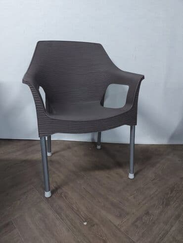 garniture od paleta cena: Nove 
Bastanske garniture
4 stolice i sto (120*70cm)
14000 — 6