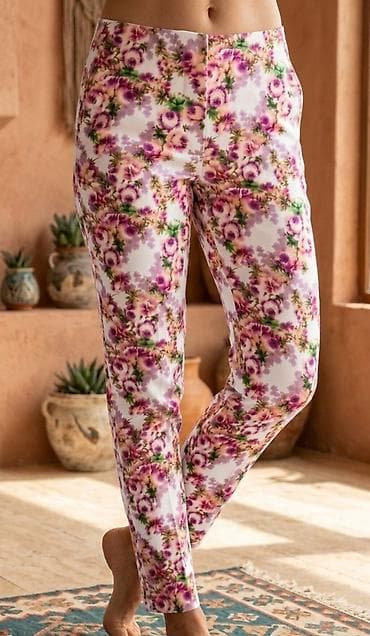 Ženske pantalone sa cvetnim dezenom - Model: ravne nogavice, srednje na lalafo.rs Ženske pantalone sa cvetnim dezenom - Model: ravne nogavice, srednje