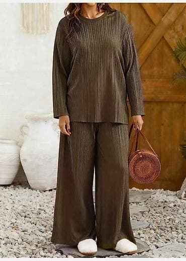 Haljine: Kompleti
Cena 2600
Uni vel.
V20 — 3