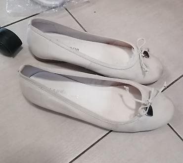 Bele baletanke marke Labrador, sa ukrasnom mašnicom i metalnim