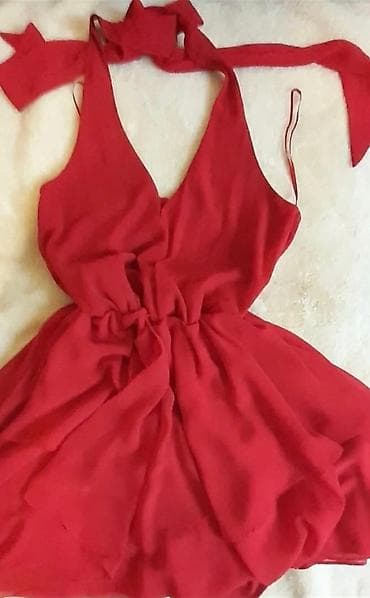 Nova haljina nikad obucena . Postavljena jako lepo stoji